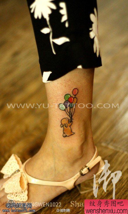 女人脚踝萌兔七彩气球文身作品