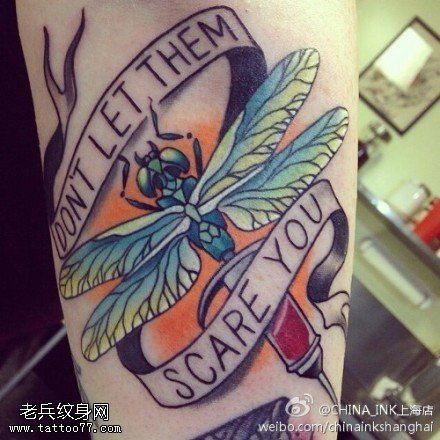 手臂彩色蜻蜓字母文身作品