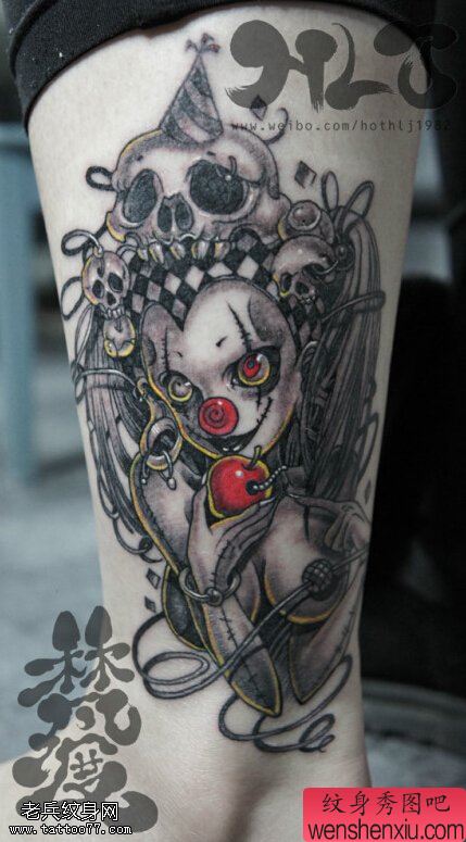 文身秀图吧推荐一幅腿部小丑骷髅文身作品