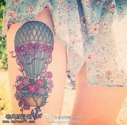 女人腿部彩色热气球文身作品