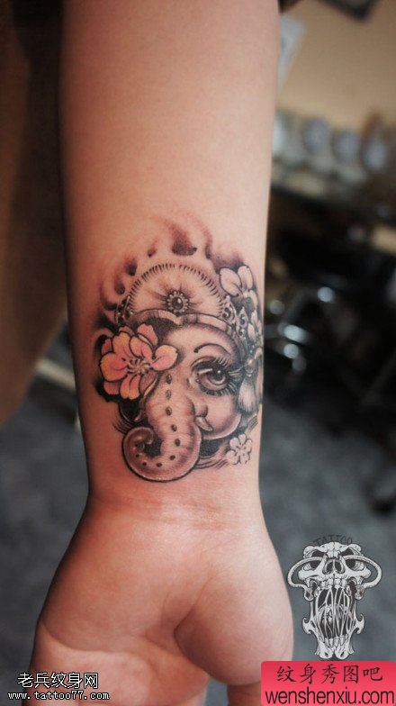文身秀图吧推荐一幅手腕彩色象文身作品