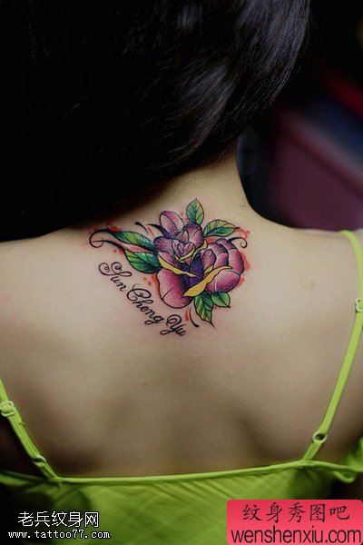 女人脖子彩色玫瑰花字母文身作品