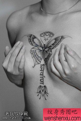 文身秀图吧推荐一幅女人胸口蝴蝶文身作品
