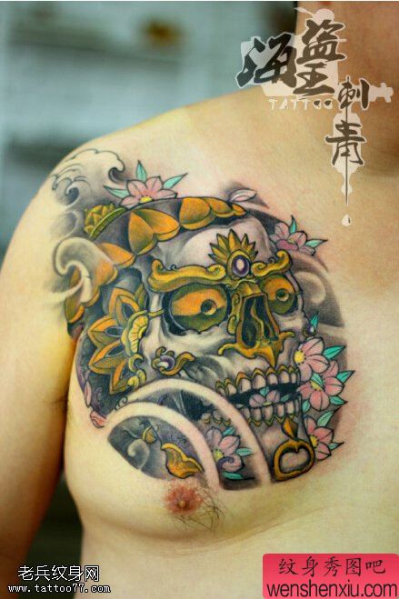 胸口彩色嘎巴拉文身作品