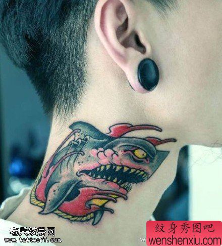 脖子彩色鲨鱼文身作品由文身秀图吧分享