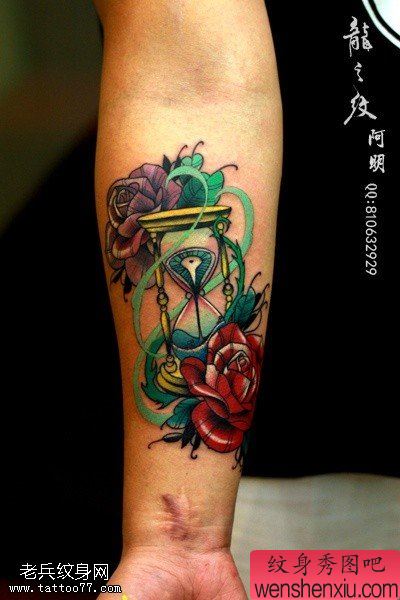 手臂彩色玫瑰花沙漏文身作品