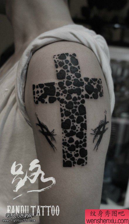 最好的刺青馆推荐一幅手臂十字架文身作品