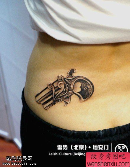 文身秀图吧推荐一幅腰部手枪文身作品