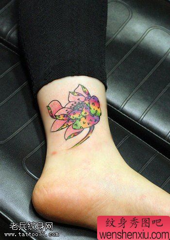 脚踝彩色莲花文身作品由文身秀图吧分享
