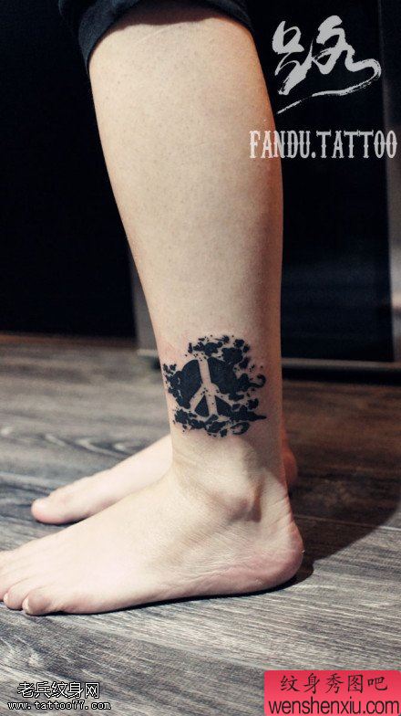 腿部水墨反战文身作品由文身秀图吧分享