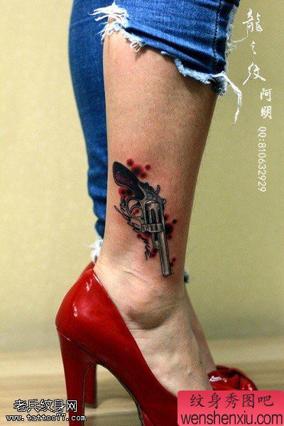 文身秀图吧推荐一幅女人脚踝手枪文身作品