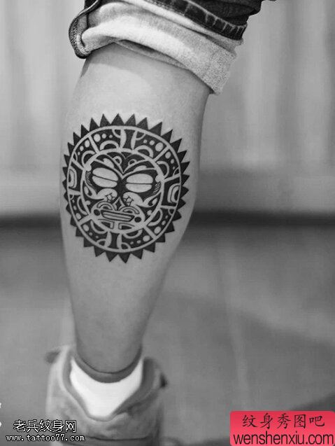 腿部创意太阳图腾文身作品