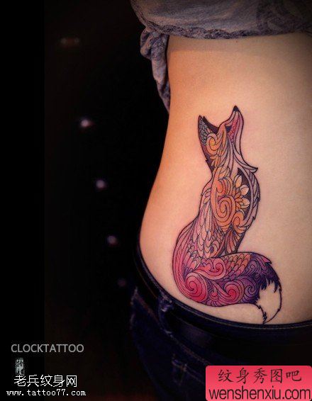 女人侧腰彩色狐狸文身作品