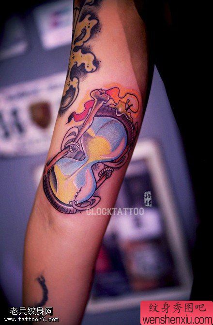 手臂彩色沙漏文身作品由文身秀图吧分享