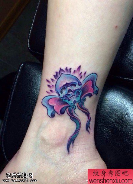 女人彩色骷髅蝴蝶结文身作品