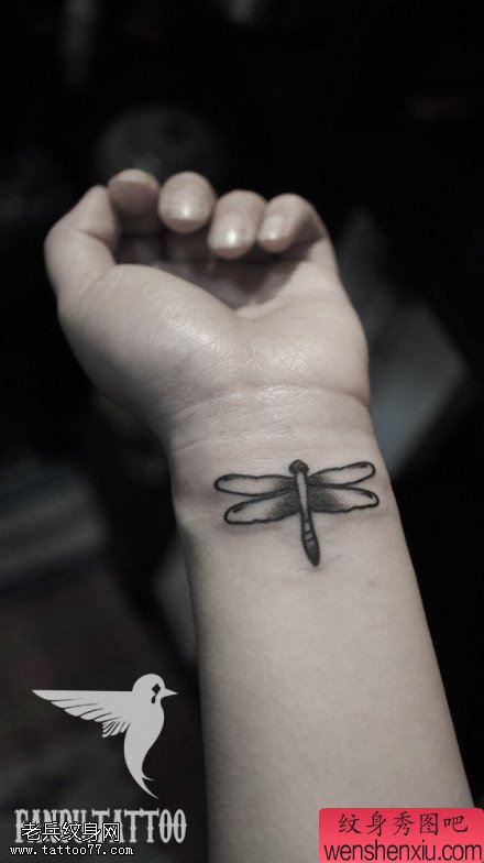 手腕小清新蜻蜓文身作品由文身秀图吧分享
