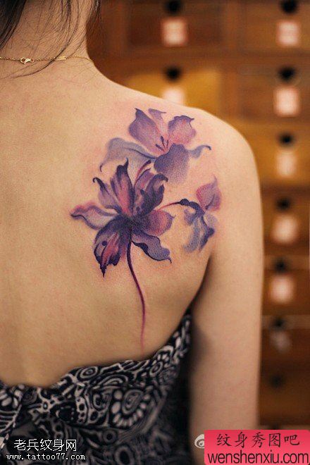 文身秀图吧推荐一幅女人肩部水墨花文身作品