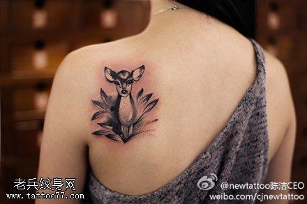 一幅女人肩部水墨鹿文身作品由文身分享