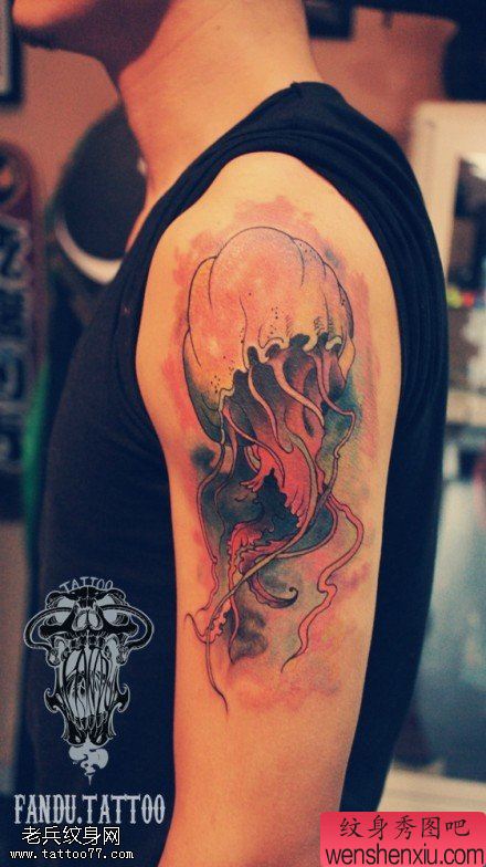 文身秀图吧推荐一幅手臂水母文身作品