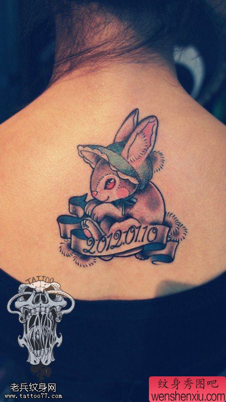 女人背部彩色兔子字母文身作品