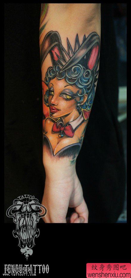 手臂彩色兔女郎文身作品由文身秀图吧分享