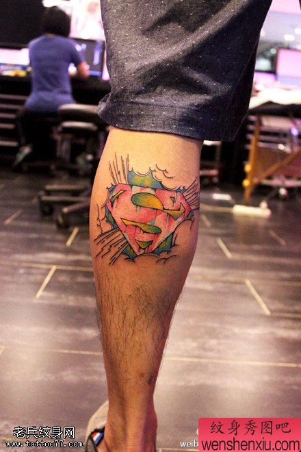 腿部彩色超人标志文身作品