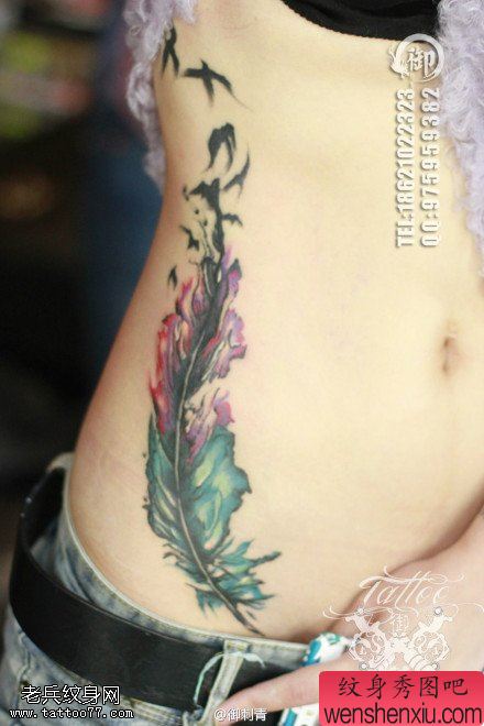 女人侧腰彩色羽化燕文身作品
