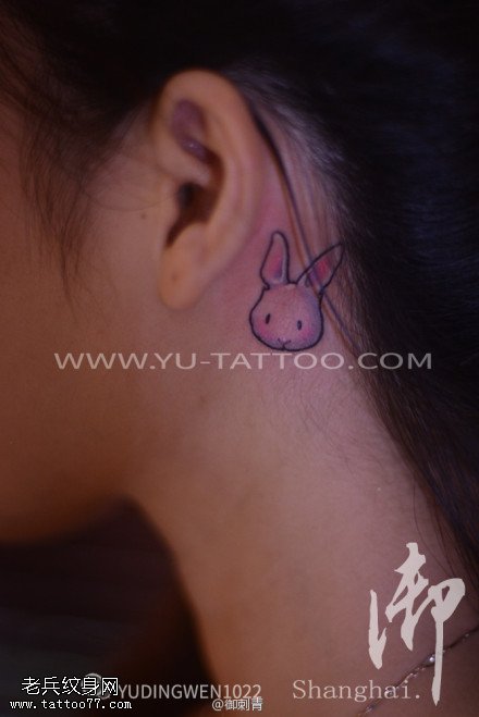 女人耳后彩色卡通小兔子文身作品