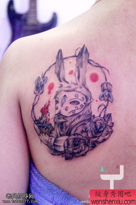 女人背部兔子玫瑰花文身作品