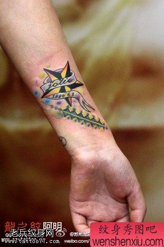 手部彩色五角星文身作品