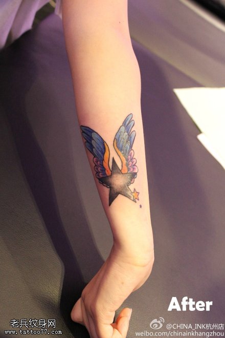 手部彩色五角星翅膀文身作品