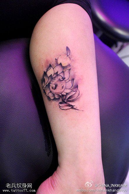 腿部向日葵文身作品由文身秀图吧分享