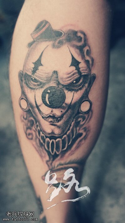 腿部小丑文身作品由文身秀图吧分享