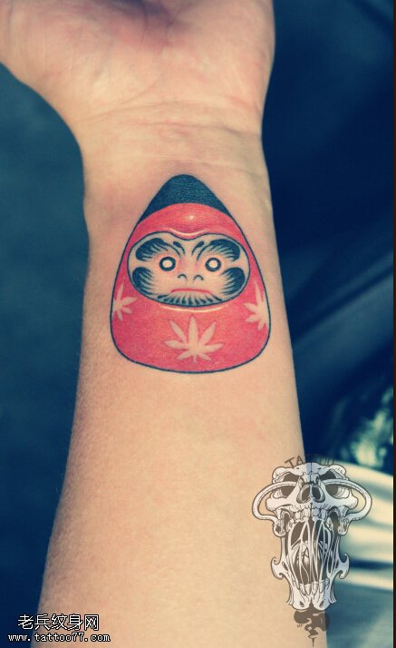 手部彩色达摩文身作品