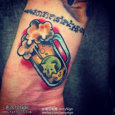 手腕小骷髅啤酒杯文身作品