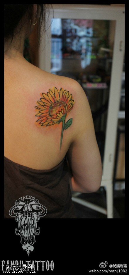 女人背部向日葵文身作品