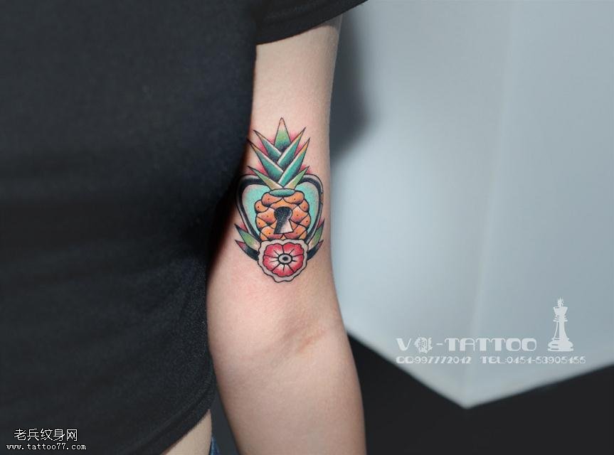 手臂彩色小菠萝文身作品