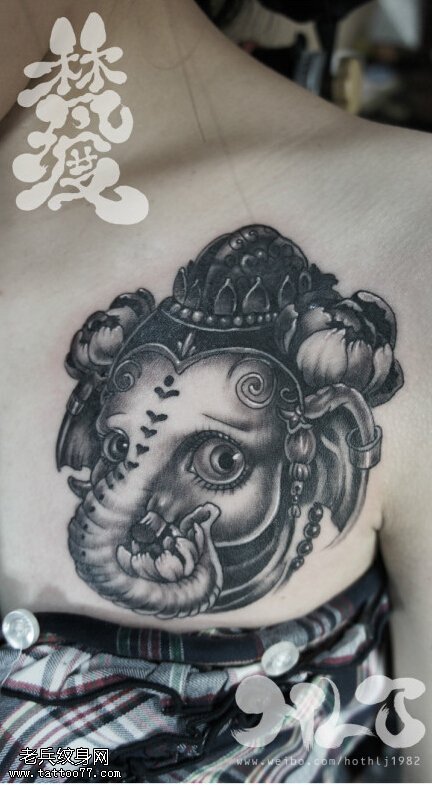 女人胸口象神文身作品