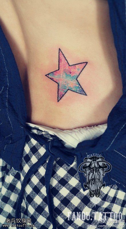 女人胸口彩色星空五角星文身作品
