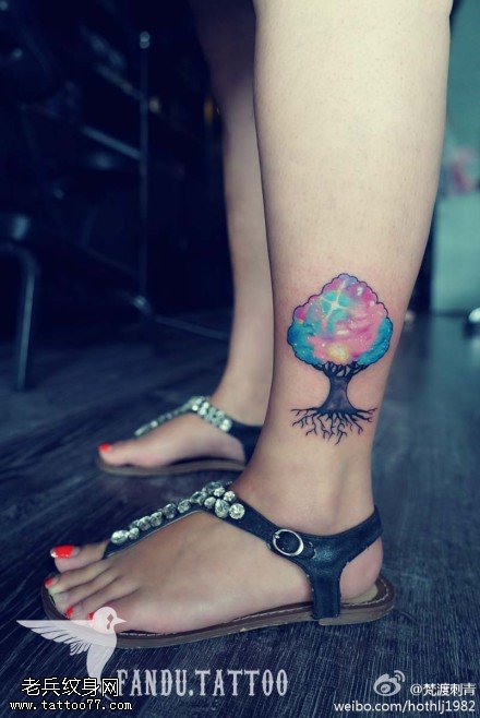 女人脚踝彩色星空树文身作品
