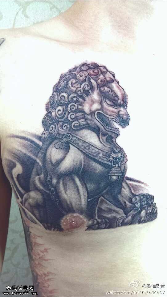 文身秀图吧推荐一幅胸口唐狮文身作品
