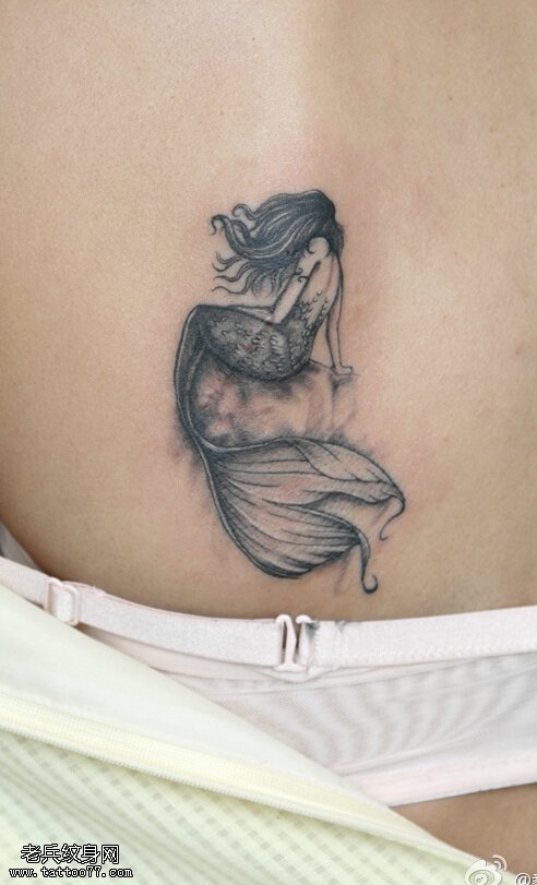 女人背部水墨鱼文身作品由文身秀图吧分享
