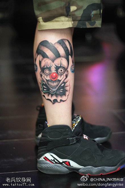 文身秀图吧推荐一幅腿部彩色小丑文身作品