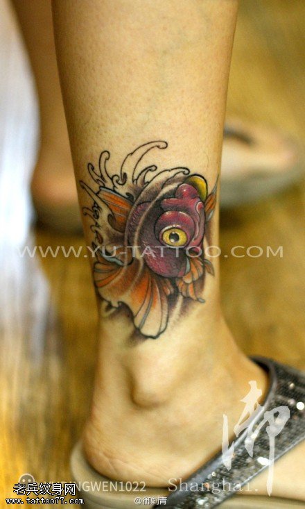 女人脚踝彩色金鱼文身作品由文身秀图吧分享