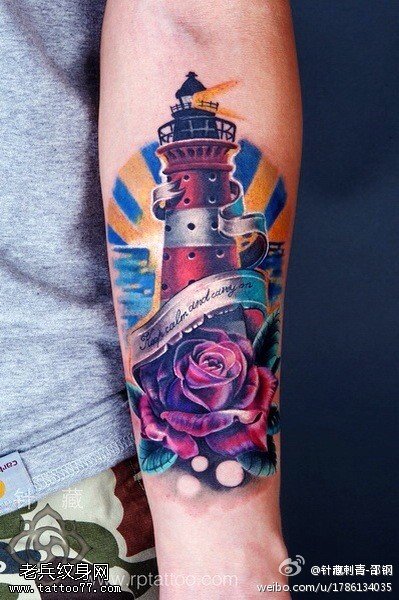 手臂彩色灯塔玫瑰花文身作品