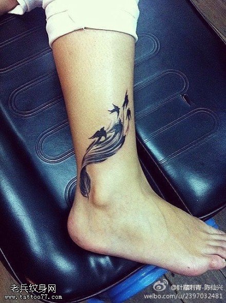 女人脚踝羽化燕文身作品