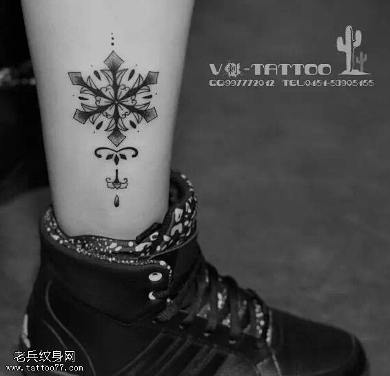 女人脚踝雪花文身作品由文身秀图吧分享