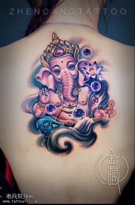 最好的文身馆推荐一幅女人背部彩色象神文身作品