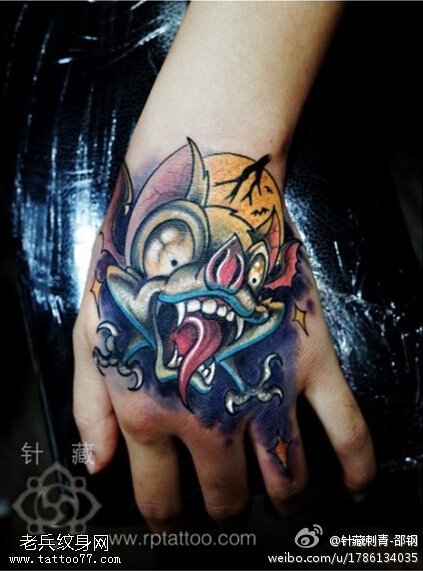 彩色手背小蝙蝠文身作品