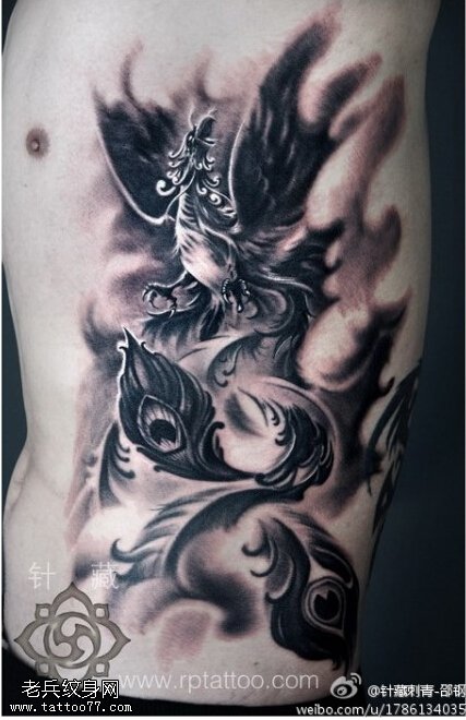 文身秀图吧推荐一幅侧腰黑白凤凰文身作品